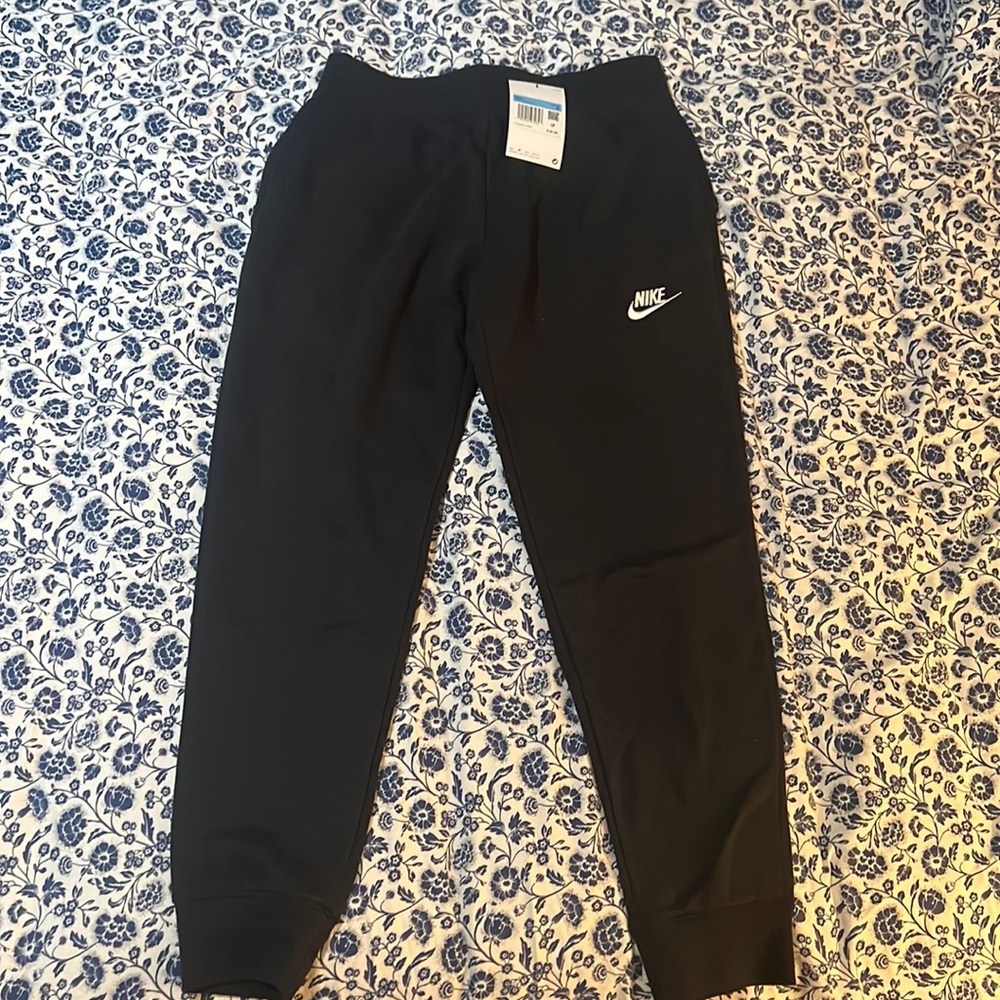Nike Joggers. Black. Size: Kids Medium. Standard fit.
